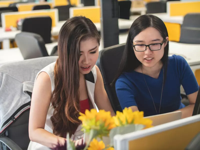 From an overall cultural perspective, Eastern and Western workplaces differ in communication styles, opinion expression, and leadership approaches. Understanding the culture you’re in is the first step to overseas workplace survival.