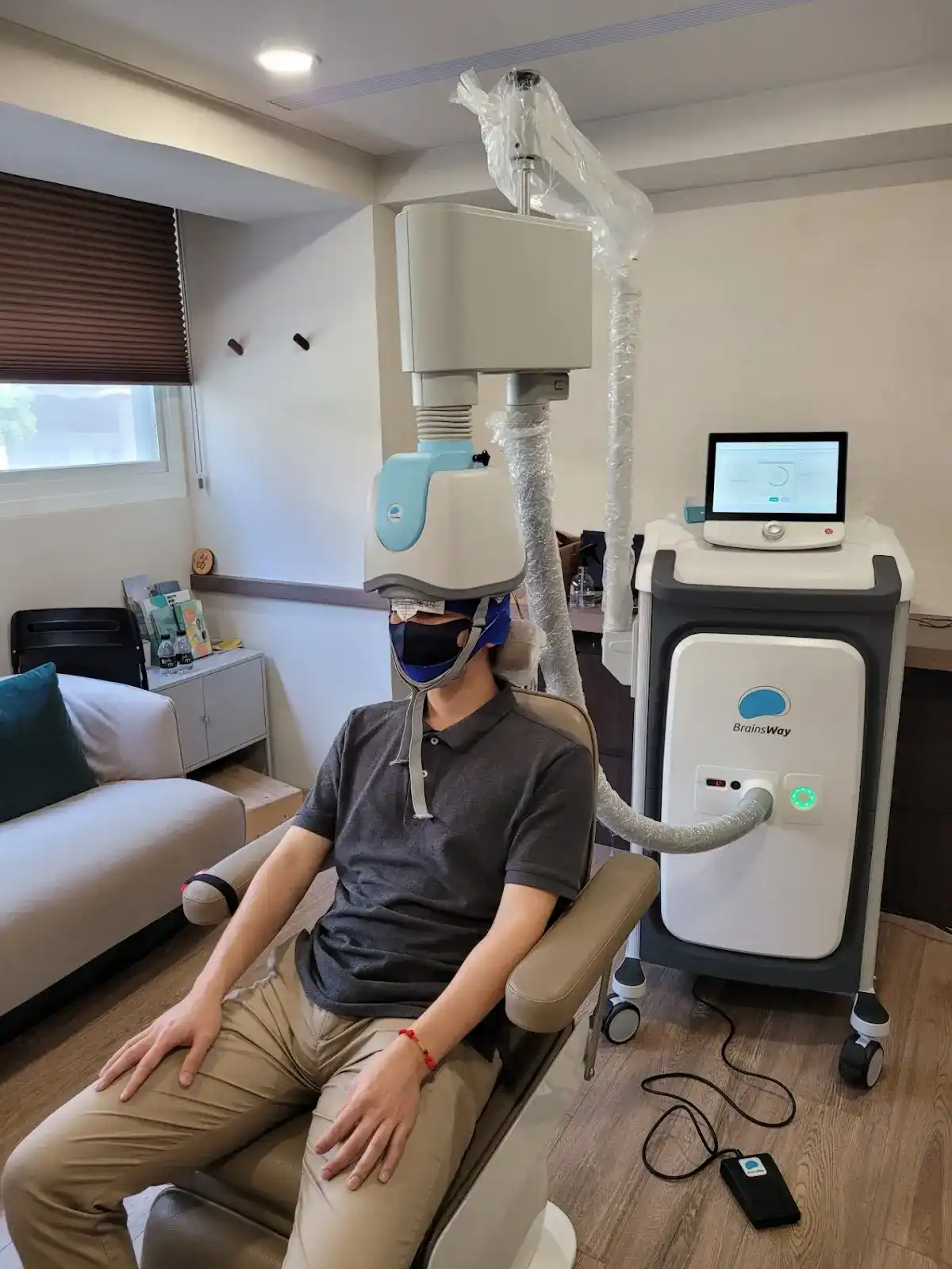 rTMS uses magnetic pulses at specific frequencies to stimulate the cerebral cortex and regulate neuronal activity to improve mood. This is the Deep TMS model within rTMS. (Photo source: Chen Chi Psychosomatic Clinic)