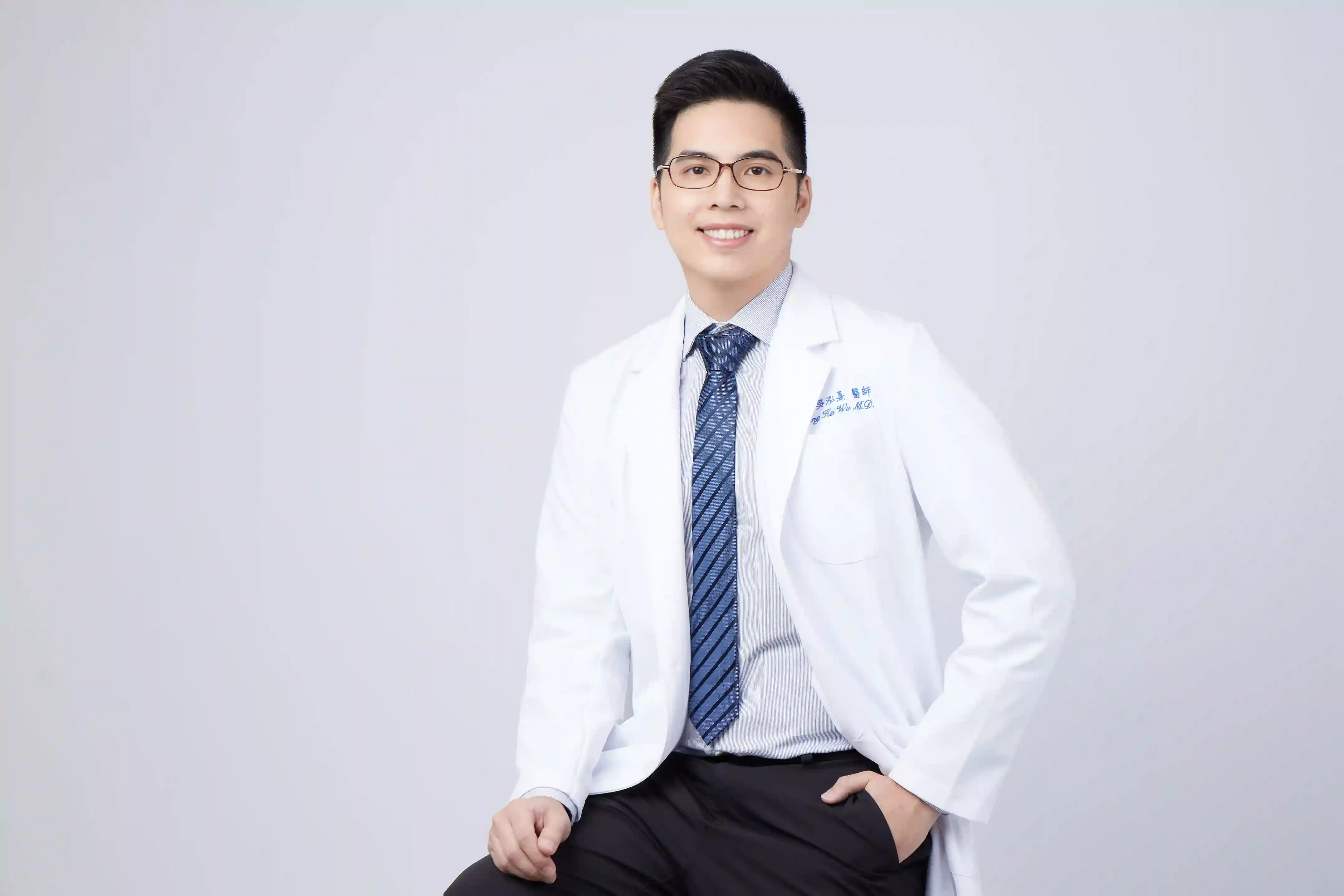 Dr. Hung-Hsi Wu is an attending Psychiatrist at Blossom Clinic of Psychosomatic Medicine. Having received professional training in psychiatry, psychology, and child development, he specializes in adult emotional difficulties and child and adolescent mental health issues, using interdisciplinary perspectives to help families promote mental health.