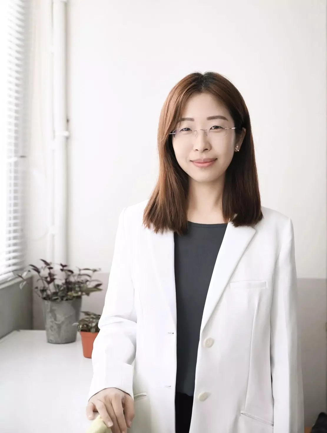 Dr. Yun-Chih Chiu is the director of Blossom Clinic of Psychosomatic Medicine. With a core focus on mind-body experience, she integrates neuroscience perspectives, mind-body central axis awareness training, Focusing method’s inner relationship connection, psychodynamic interpersonal perspectives, and psychodrama’s experiential methods to promote overall mind-body self-regulation and relational regulation.