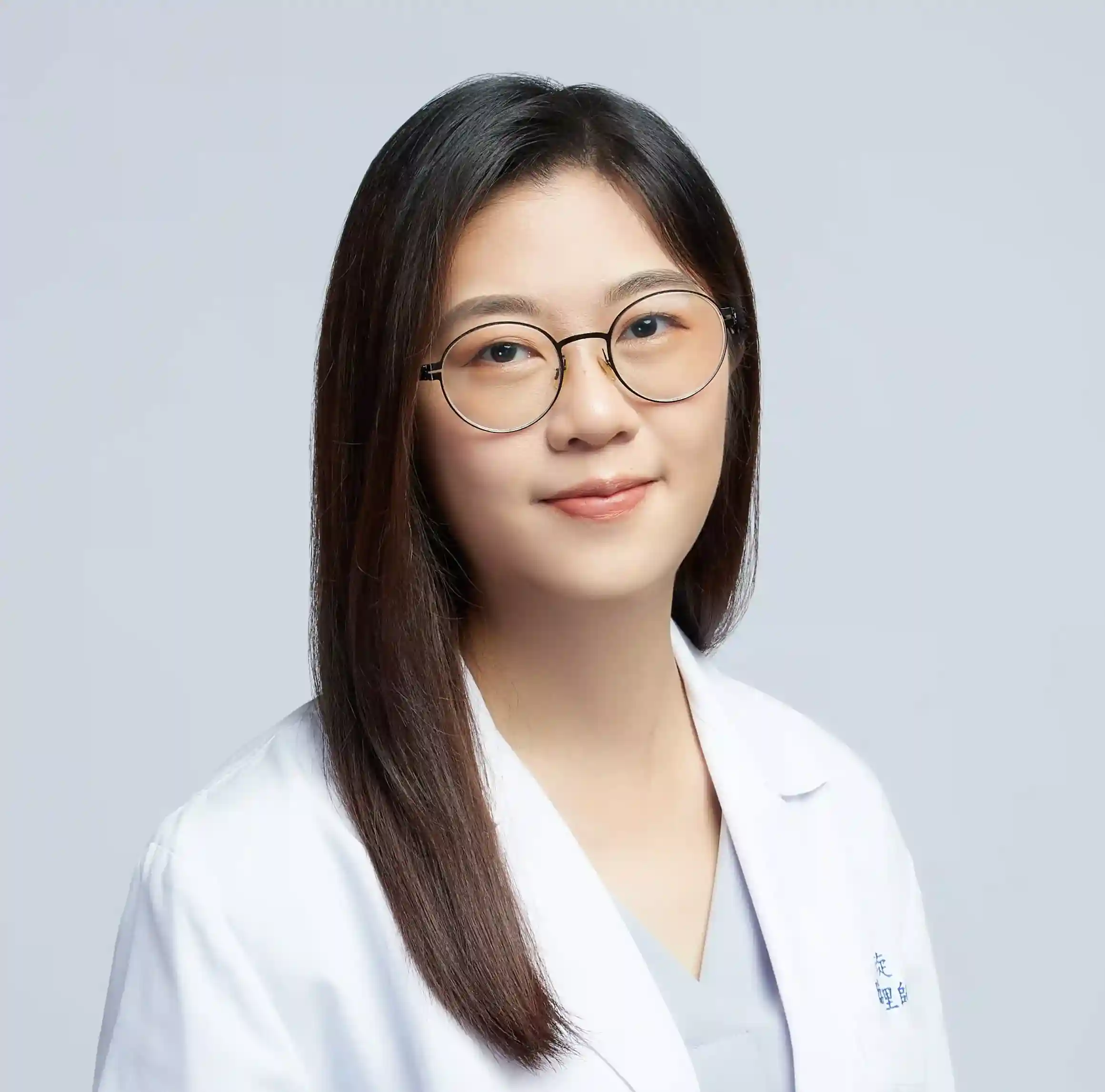 Hung Tzu-Hsuan, Clinical Psychologist: Clinical psychologist at Zhenzhi Psychosomatic Medicine Clinic, specializing in self-exploration, relationship issues, career concerns, and stress management. She draws on strengths-based therapeutic approaches to support her clients, and offers both in-person and online psychological counseling services.